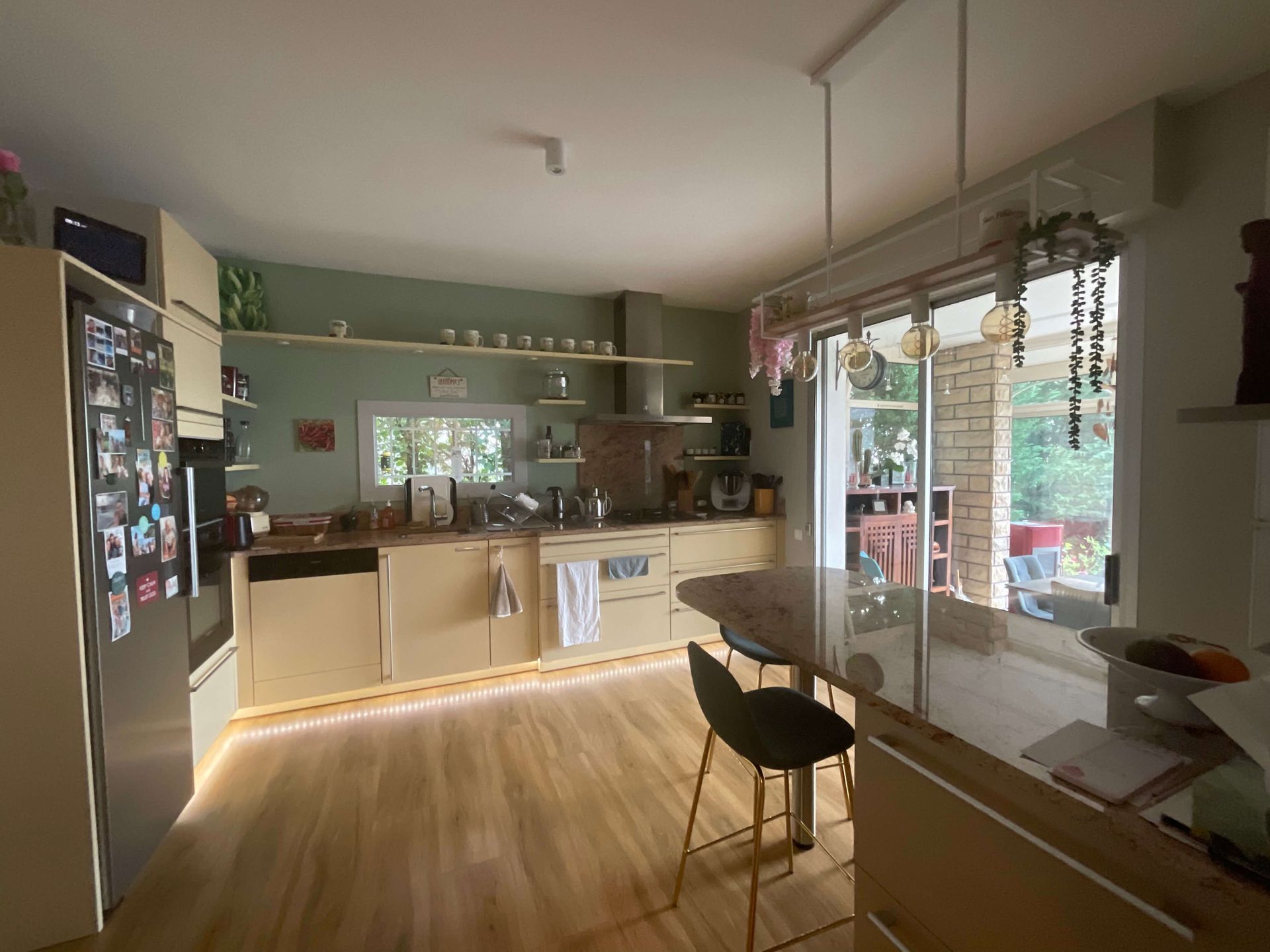 Rénovation d'une cuisine à Paray le Monial-ambiance colonniale-Murs vert et meubles beige-Couleurs d'intérieur basé à La Clayette