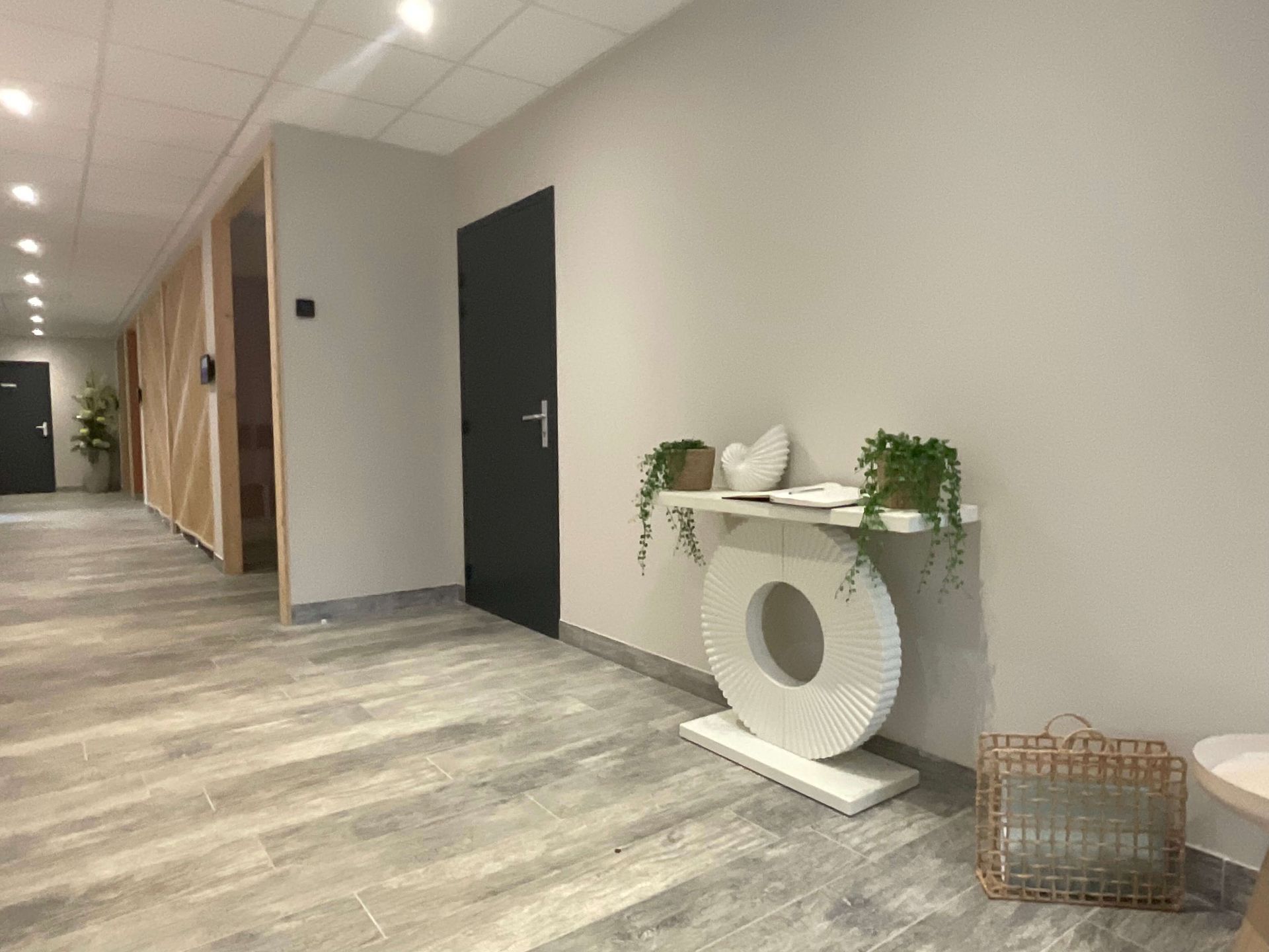 Photo apres renovation-salons funeraires-entree lumineuse-Chauffailles-Briday-Millet-Natacha Labruyere decoratrice architecte d interieur basee a La Clayette