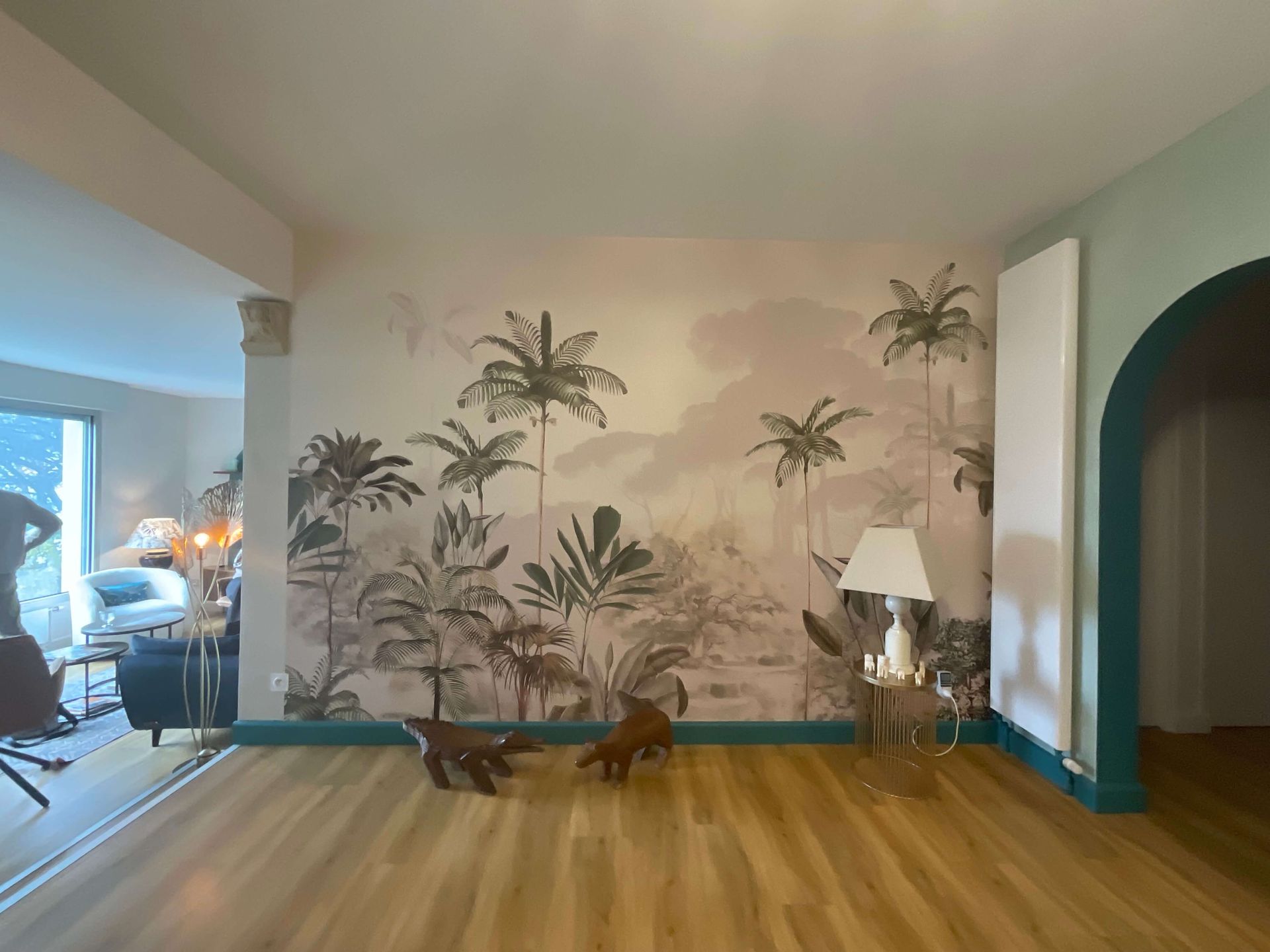 Rénovation d'une salle à manger-séjour à Paray le Monial-Papier-peint jungle-ambiance colonniale-Couleurs d'intérieur basé à La Clayette