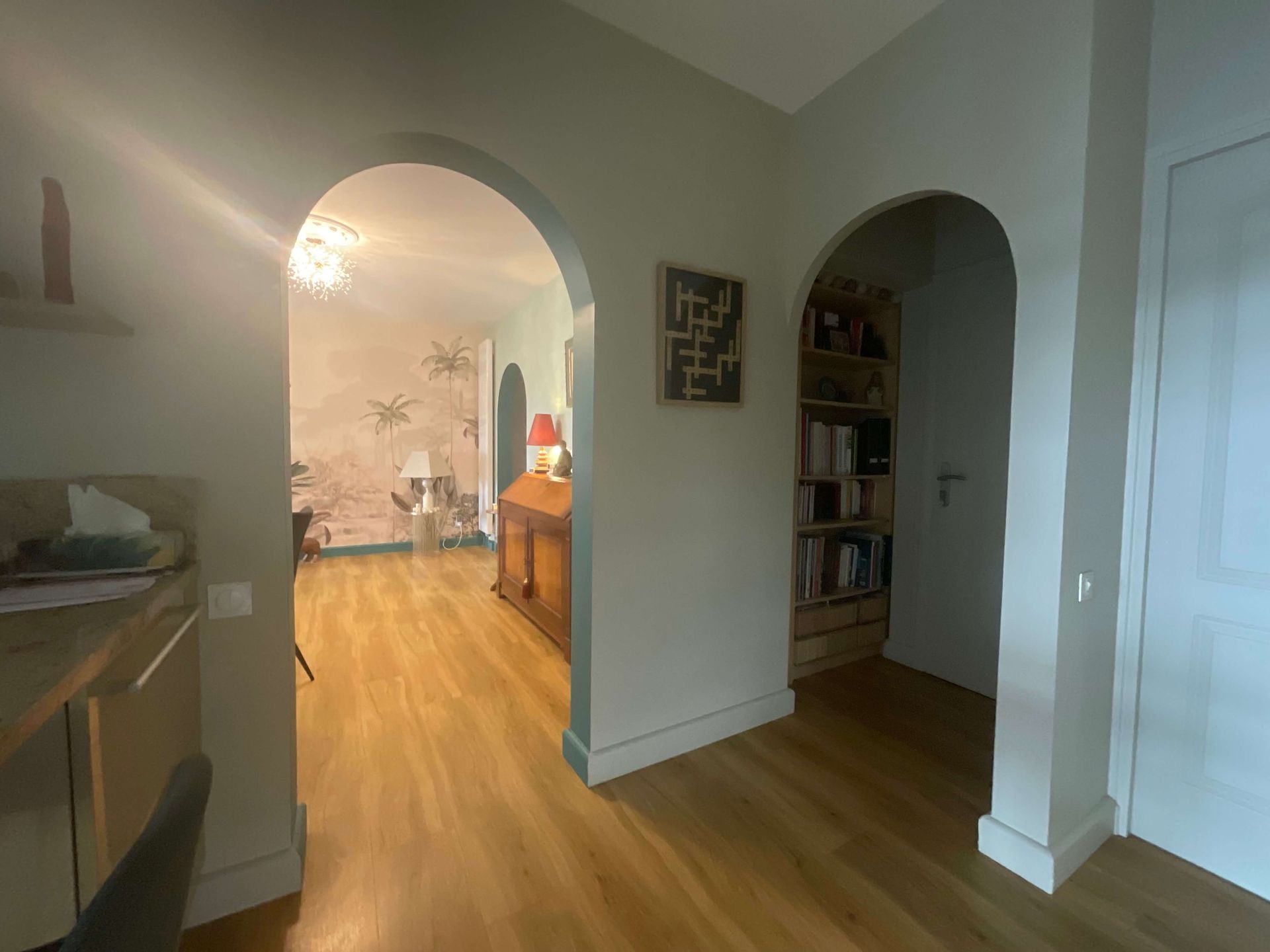 Rénovation d'une salle à manger-séjour à Paray le Monial-Papier-peint jungle-ambiance colonniale-cuisine ouvertures en arche-Couleurs d'intérieur basé à La Clayette