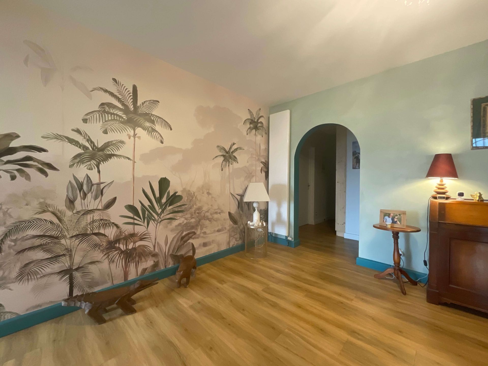 Rénovation d'une salle à manger-séjour à Paray le Monial-Papier-peint jungle-ambiance colonniale-vert-Couleurs d'intérieur basé à La Clayette