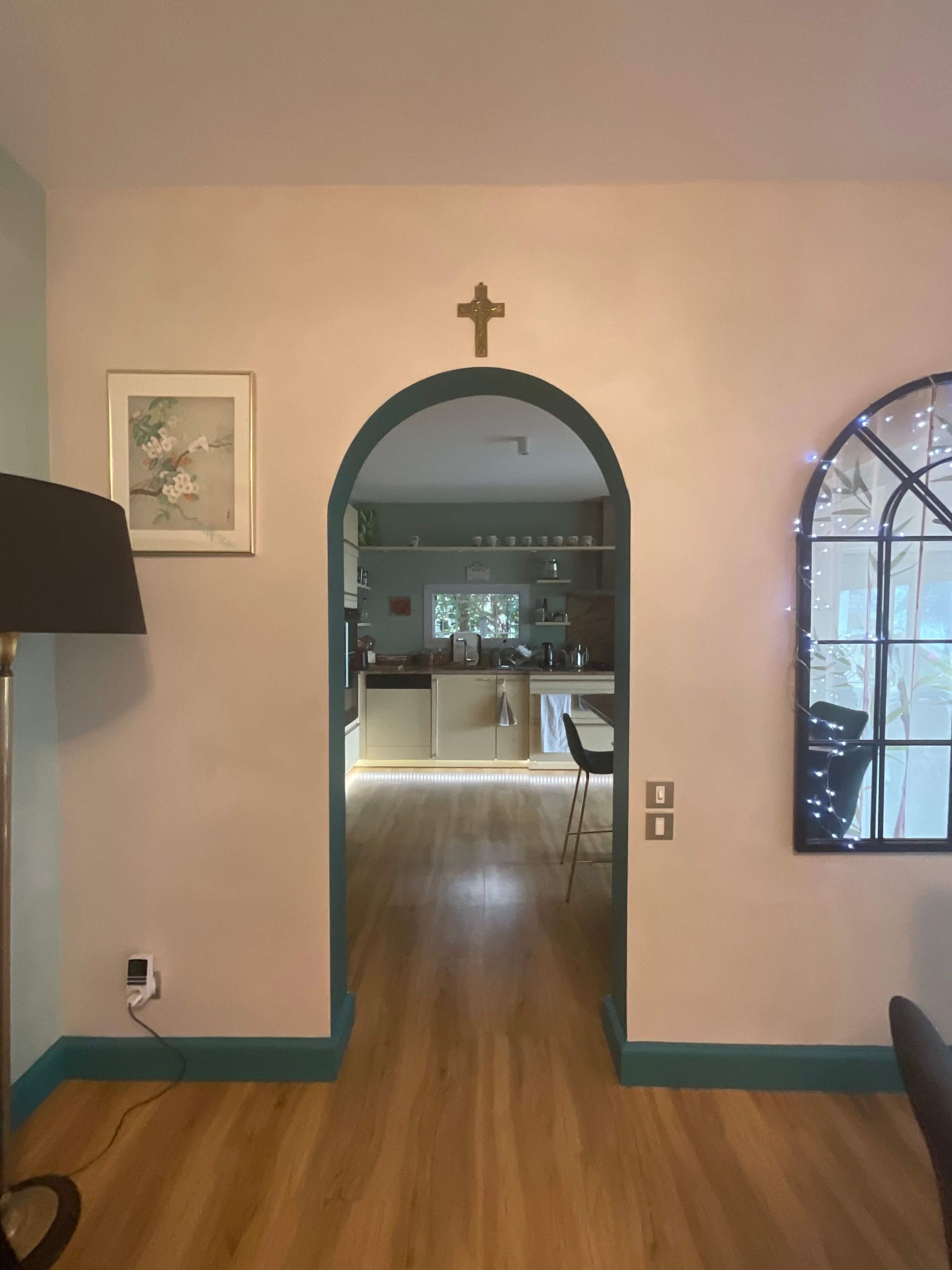 Rénovation d'une salle à manger-séjour à Paray le Monial-cuisine murs vert céladon-ssauge-ouverture arche-Couleurs d'intérieur basé à La Clayette