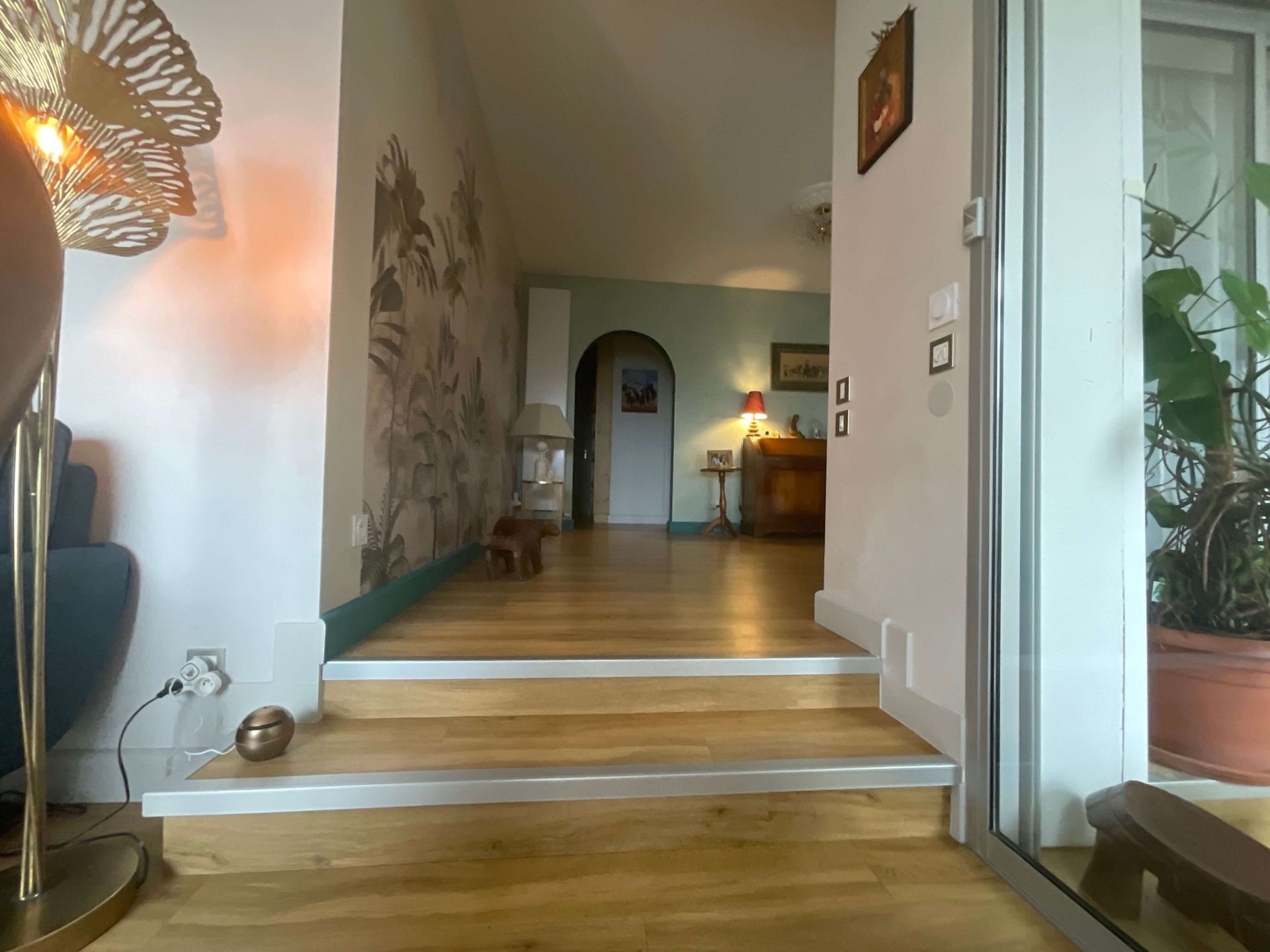 Rénovation d'une salle à manger-séjour à Paray le Monial-Papier-peint jungle-ambiance colonniale-Couleurs d'intérieur basé à La Clayette