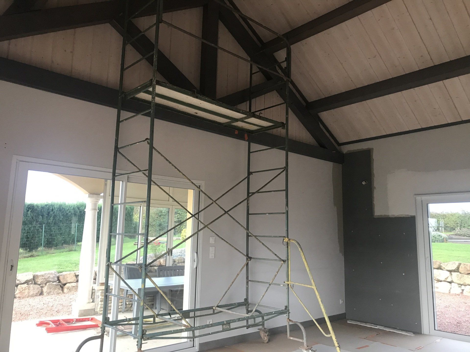 Salon dans une maison sur la commune de Saint symphorien des bois (71) avant travaux