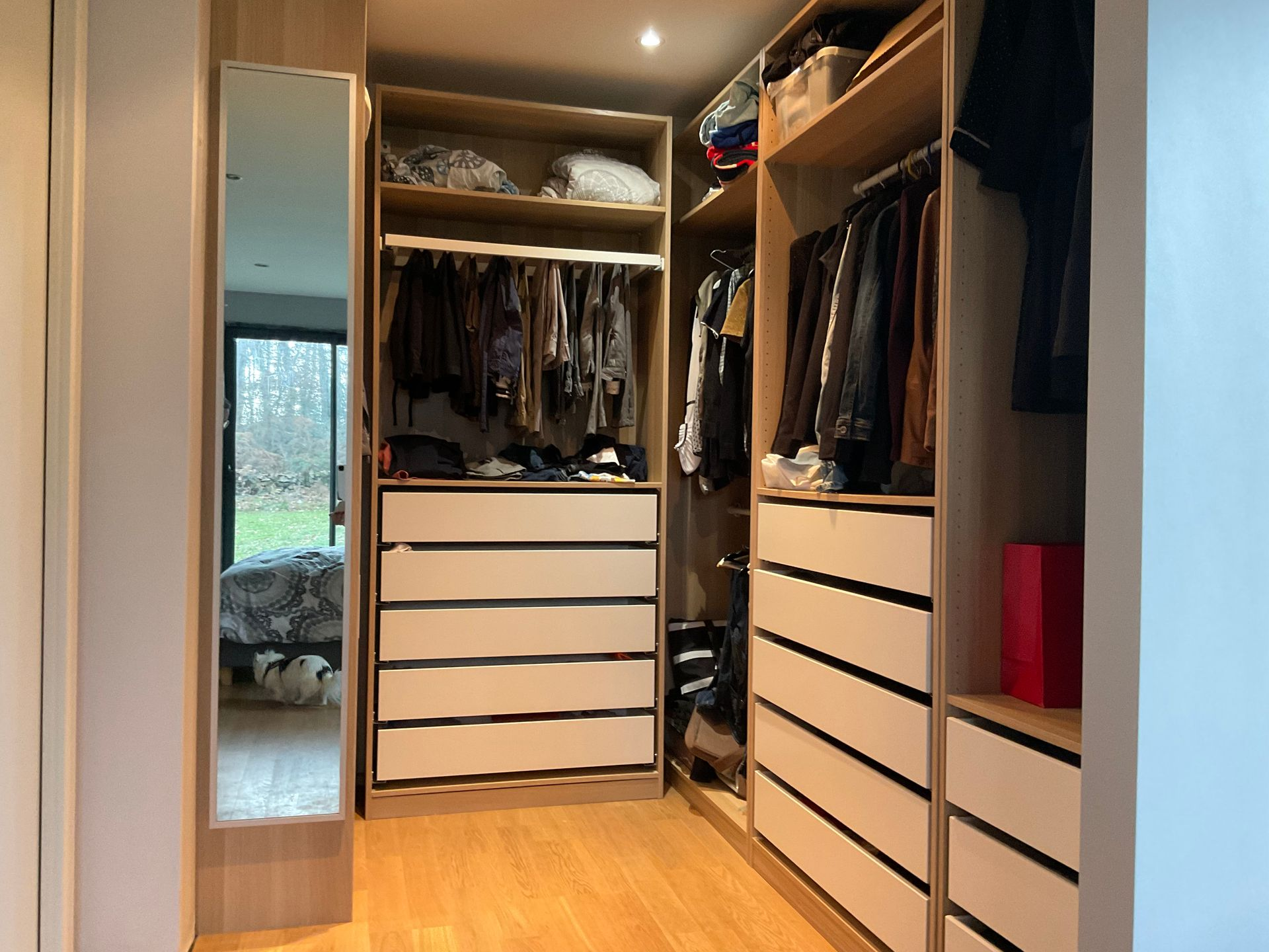 Un dressing haute-couture avec les meubles Pax de chez Ikea-Amanzé-Couleurs d'intérieur à La Clayette