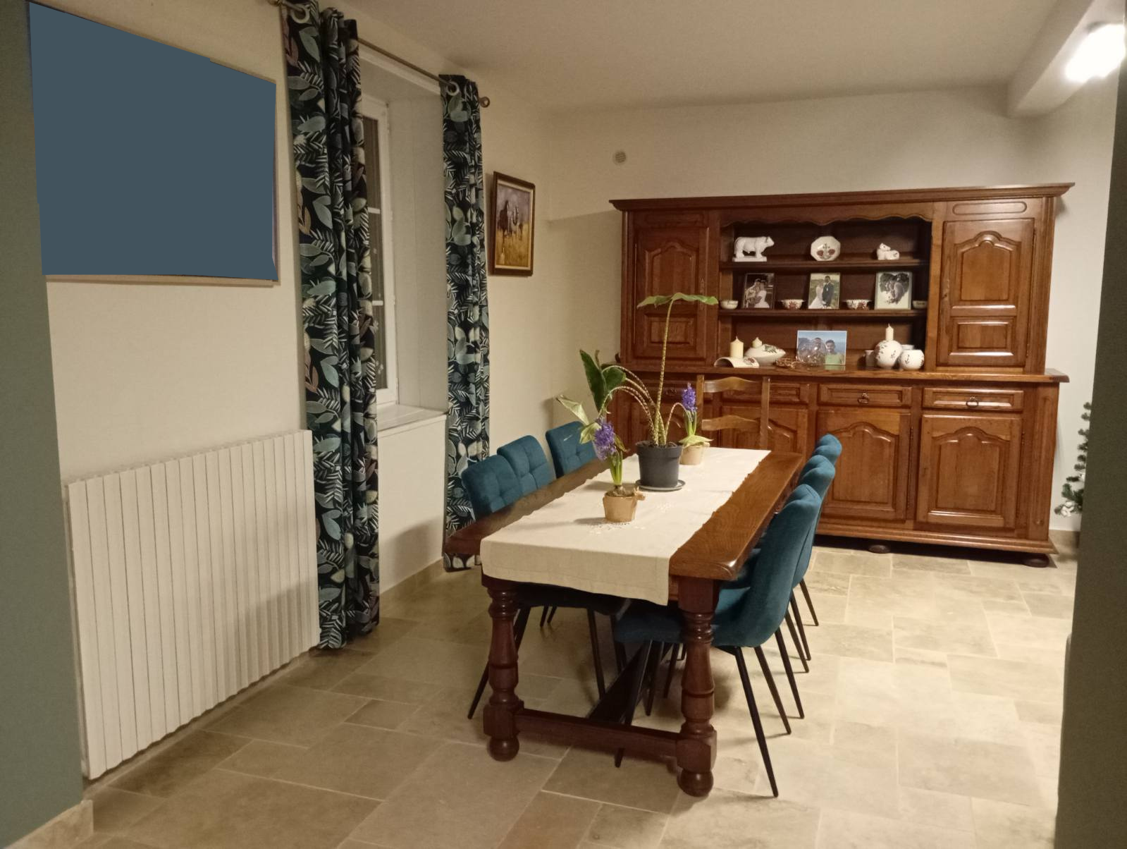 buffet bois et chaises bleu canard