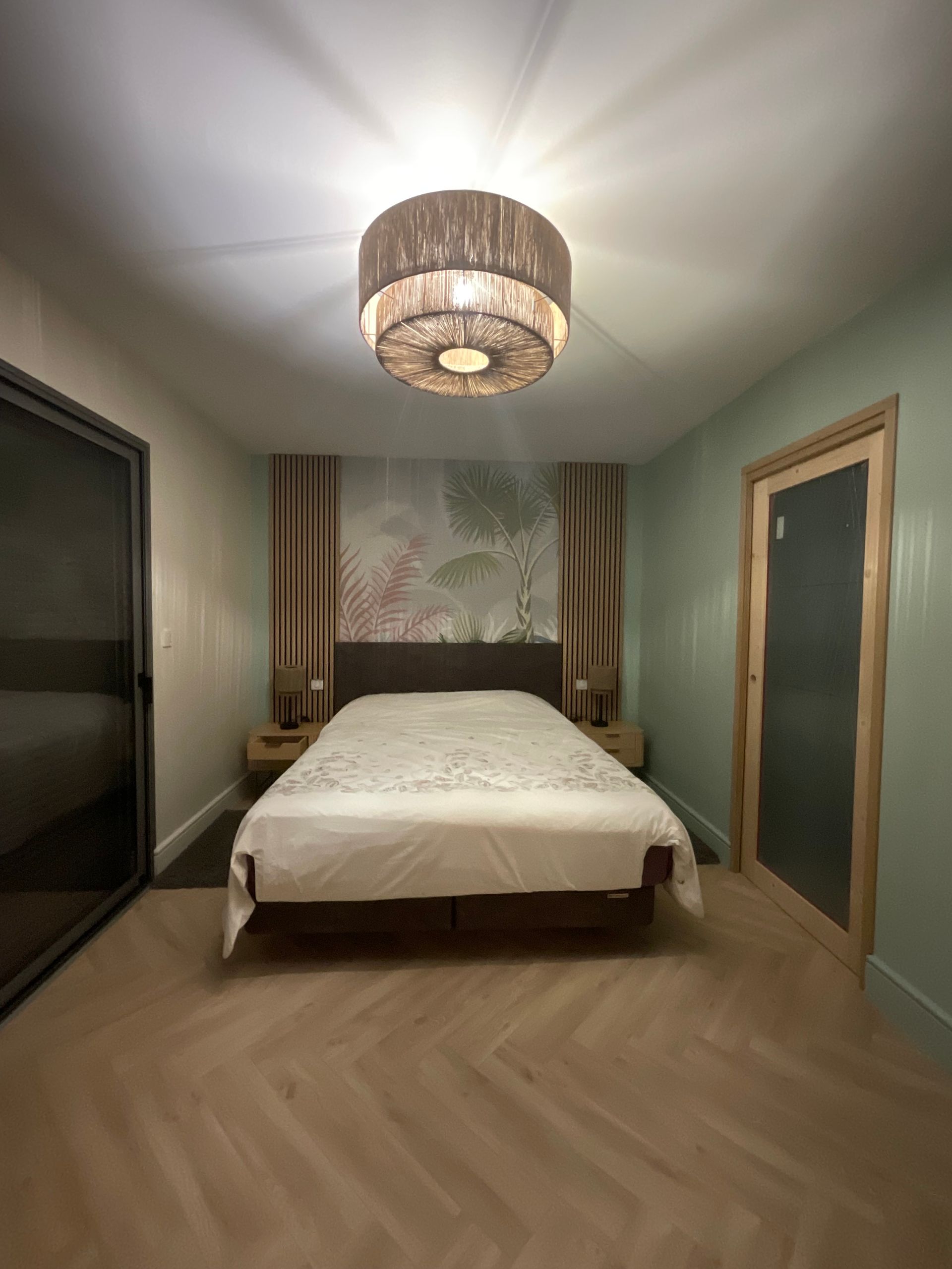 Projet d'aménagement & décoration d'intérieur sur plan-Construction maison à Toulon sur Arroux-Chambre avec dressing-Papier-peint Jungle La Boutique PVP-Natacha Labruyere architecte décoratrice d'intérieur à La Clayette