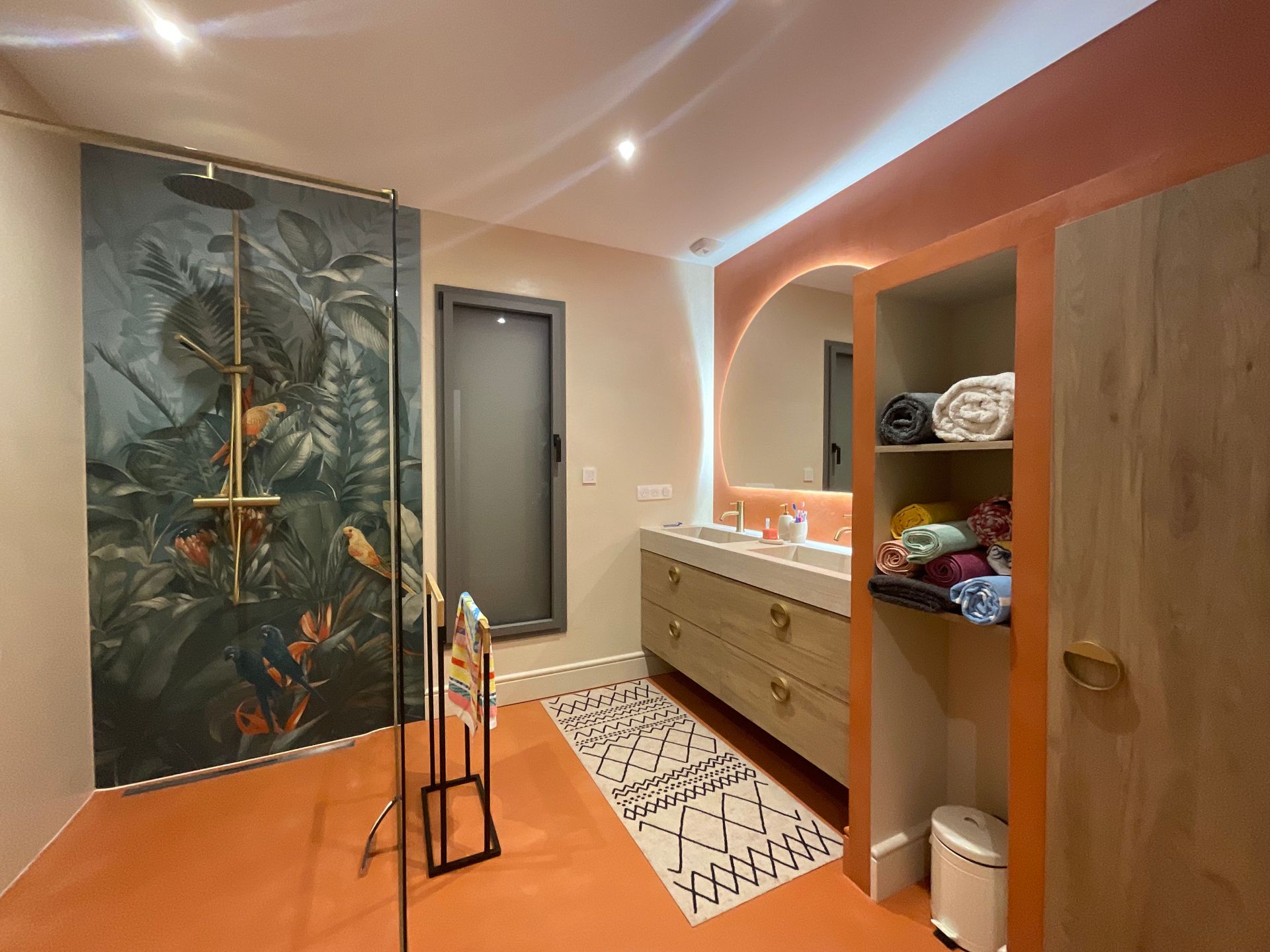 Projet d'aménagement & décoration d'intérieur sur plan-Construction maison à Toulon sur Arroux-Salle de bain ambiance exotique-Panneau douche Aubade-Béton ciré Marius Aurenti-Natacha Labruyere architecte décoratrice d'intérieur à La Clayette