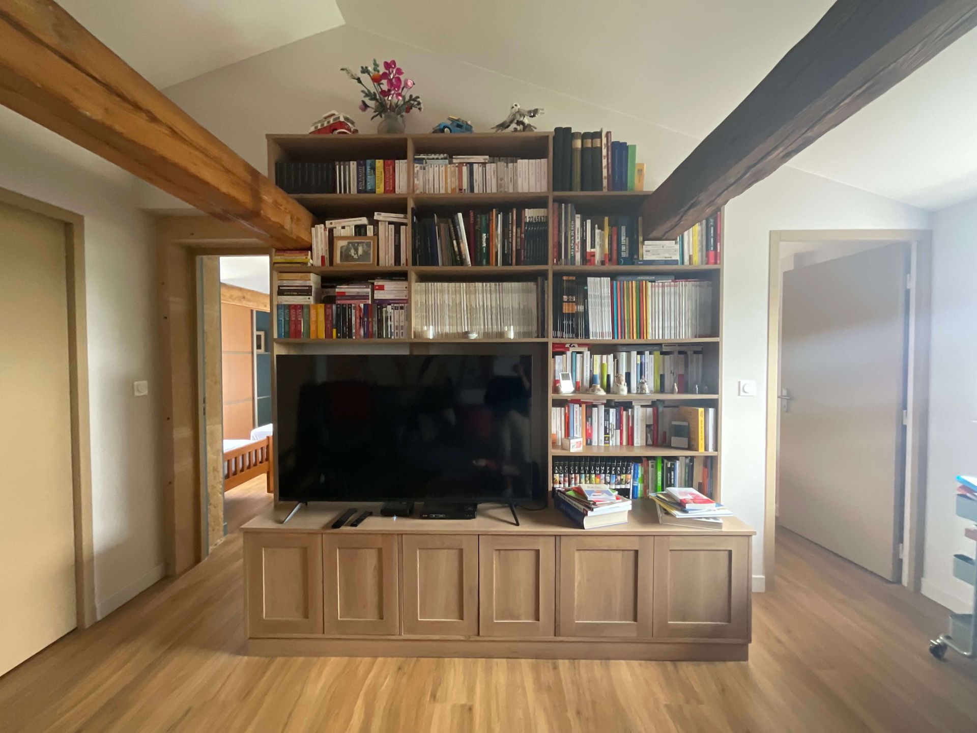 Réalisation aménagement et décoration d'un petit salon-bibliothèque-maison Ecoche-Natacha Labruyere-décoratrice architecte d'intérieur-Saône et Loire-La Clayette