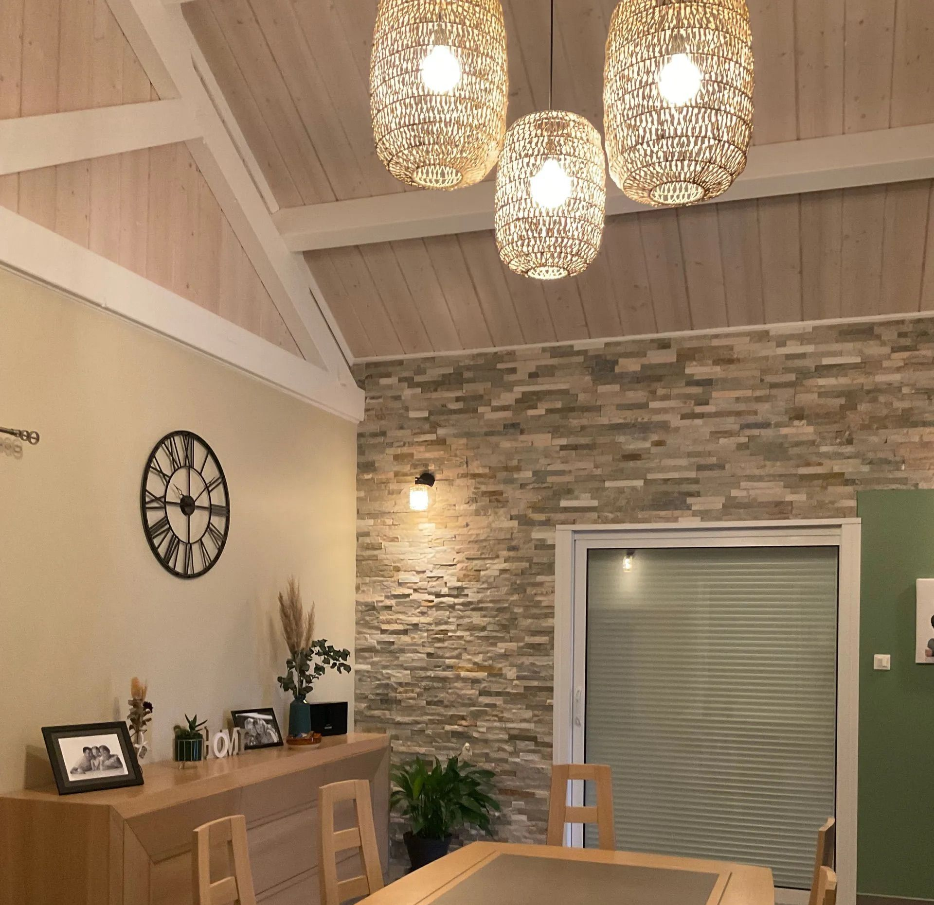 Projet de rénovation d'une maison proche de La Clayette-style charme bohème-plafond cathédrale-mur en pierres apparentes-Natacha Labruyere décoratrice architecte d'intérieur basée à La Clayette