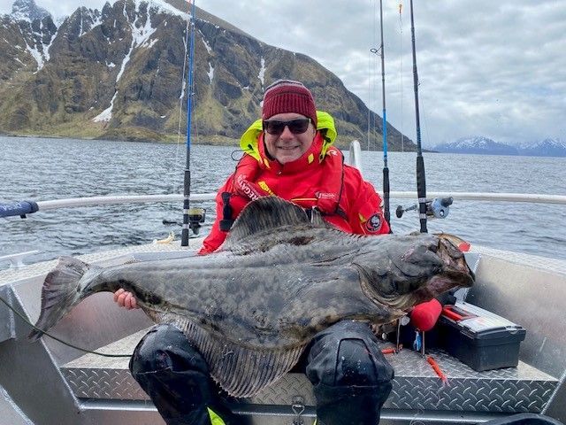 Heilbutt in Norwegen auf bleifreiem Jigkopf