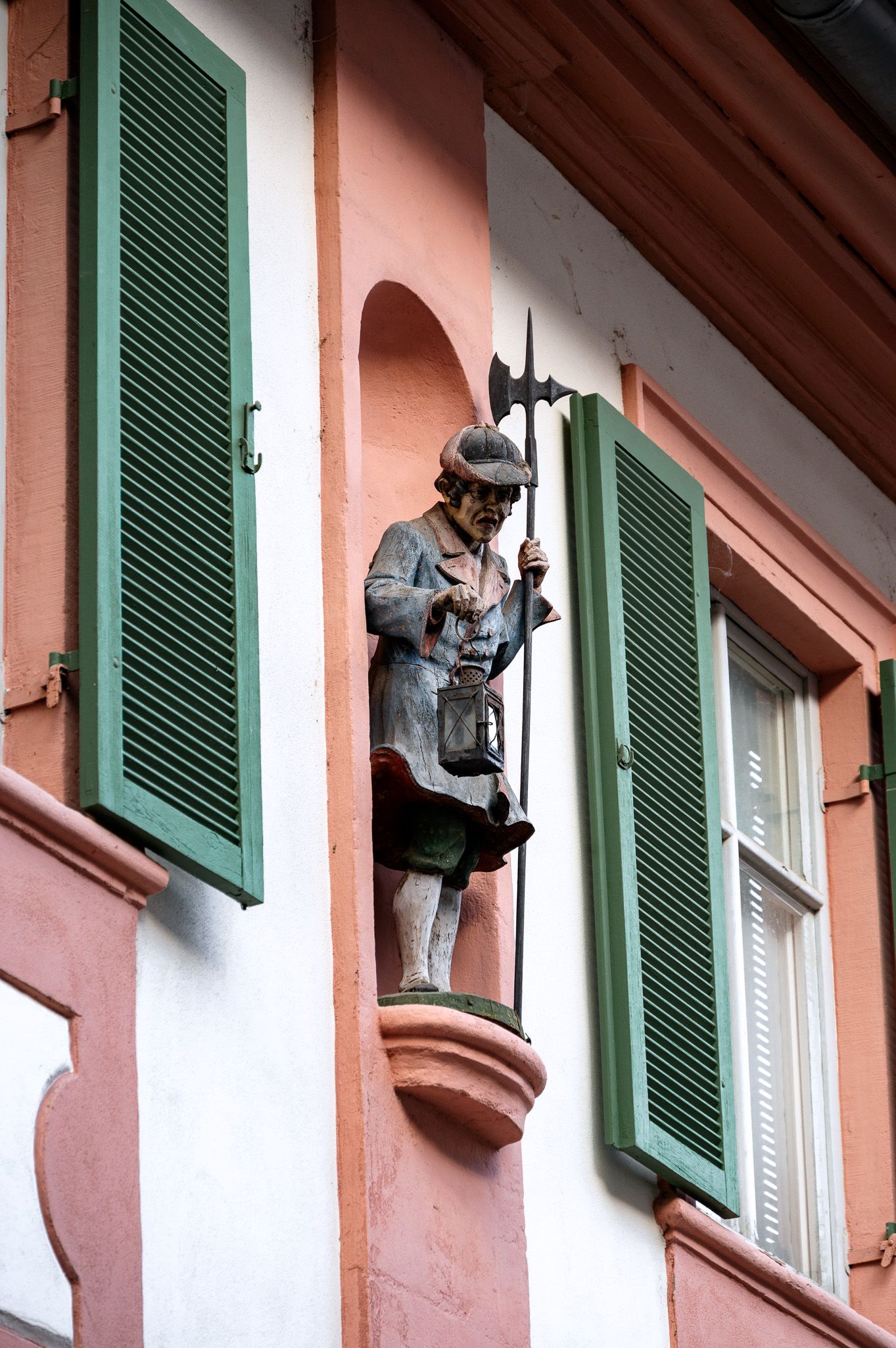 Figur eines Nachtwächters mit Laterne in der Concordiastraße in Bamberg – Detailaufnahme während des Fotowalk Bamberg.