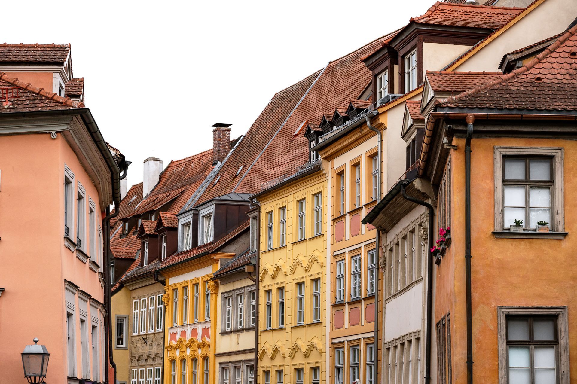 Bunte Häuserfassaden mit historischen Fenstern und Stuckdetails in der Altstadt von Bamberg – Blick beim Fotowalk Bamberg.