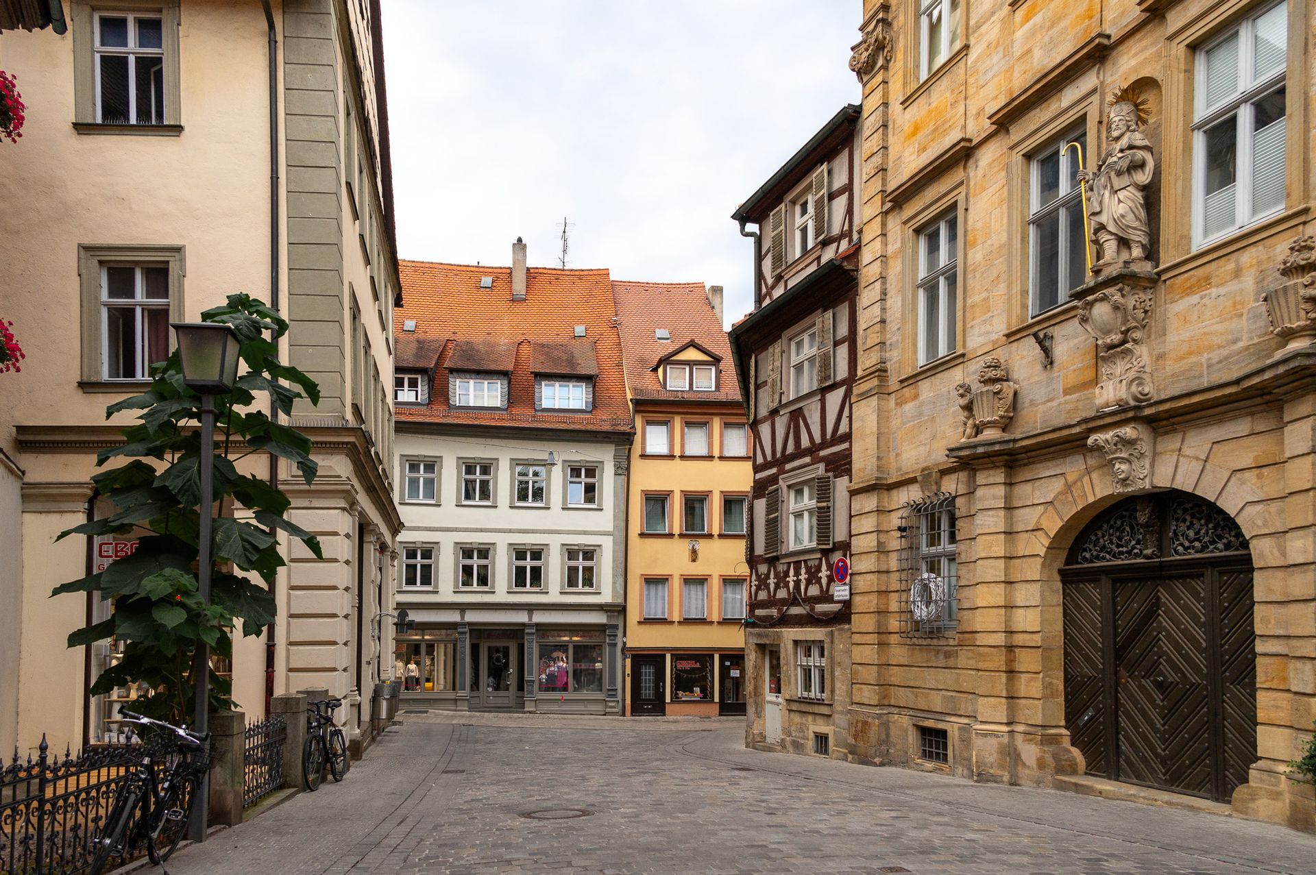 Historische Fassaden mit Fachwerk und Sandsteinportal in der Altstadt von Bamberg – urbanes Motiv beim Fotowalk Bamberg.