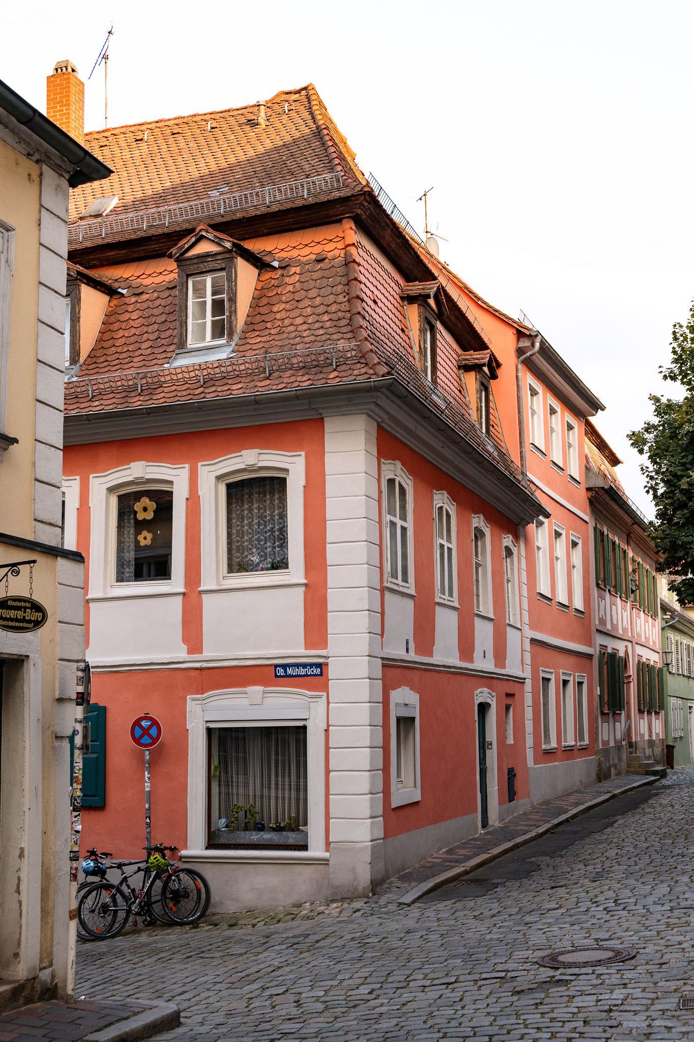 Farbige Fassaden an der Ecke Obere Mühlbrücke und Concordiastraße in Bamberg – charmantes Motiv beim Fotowalk Bamberg.
