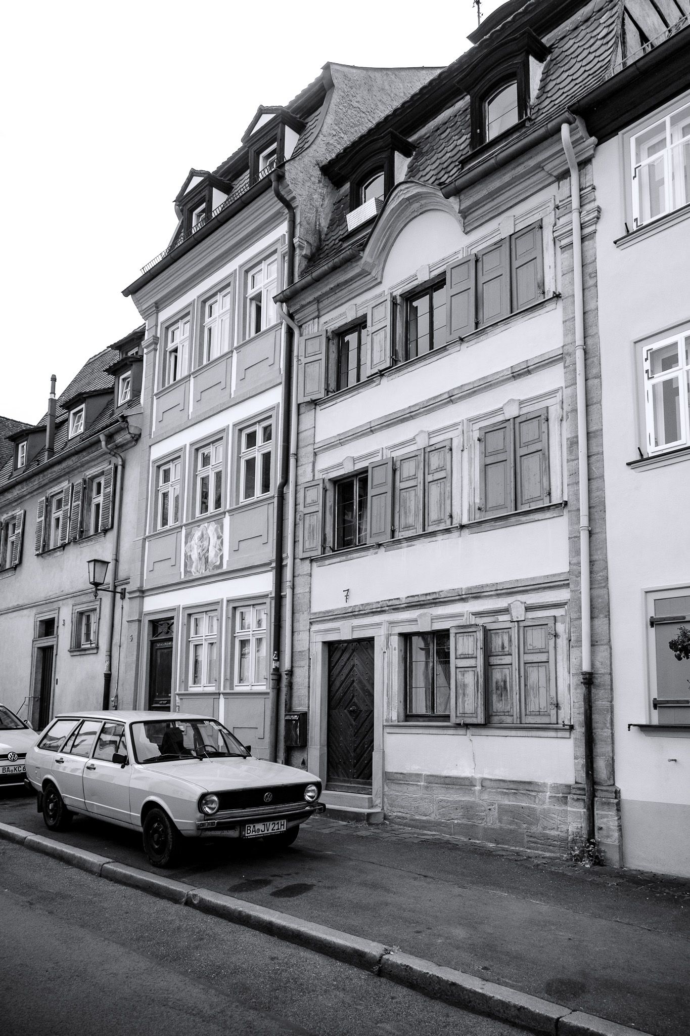 Historische Häuserreihe mit Oldtimer in der Kasernstraße in Bamberg – nostalgisches Stadtbild beim Fotowalk Bamberg.
