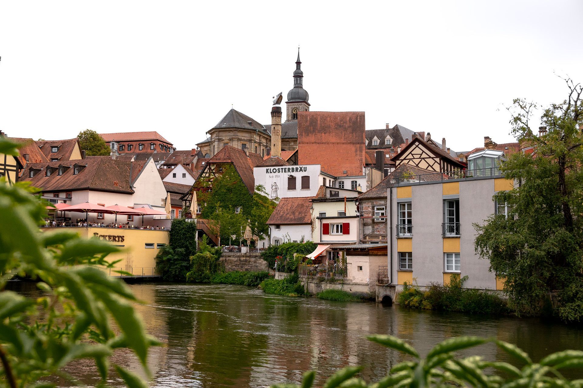 Blick über die Regnitz auf die Brauerei Klosterbräu und Altstadthäuser von Bamberg – beliebtes Motiv beim Fotowalk Bamberg.