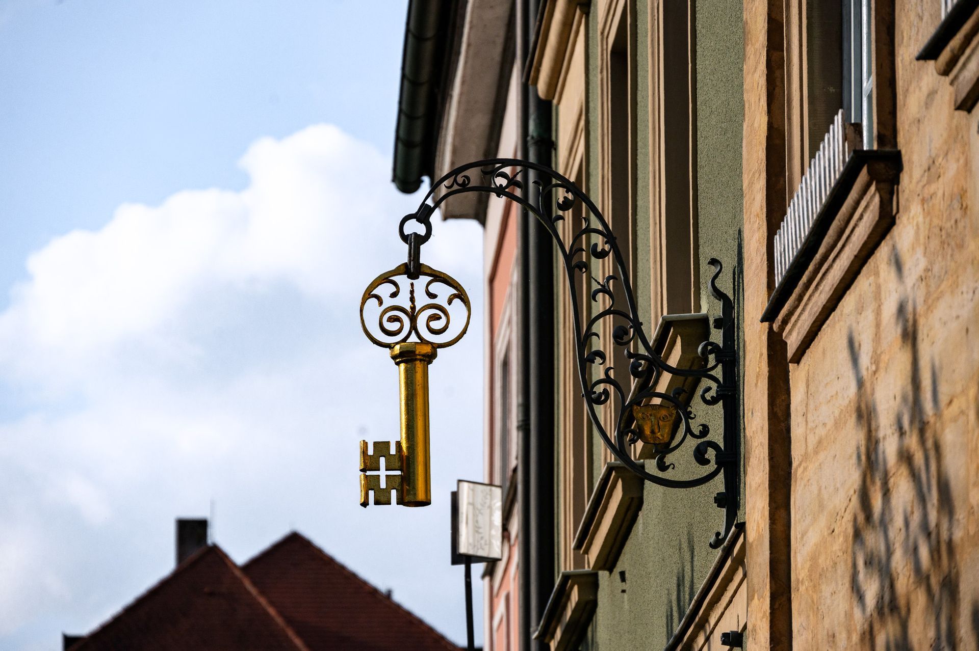 Vergoldetes Schlüsselschild am Mühlwörth in Bamberg – dekoratives Detail und beliebtes Fotomotiv beim Fotowalk Bamberg.
