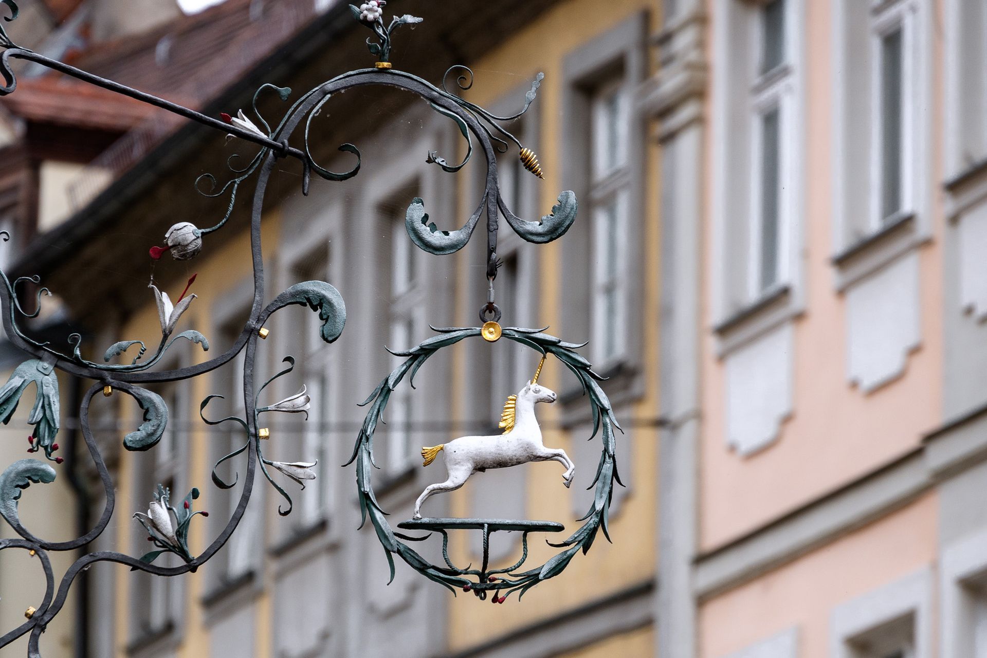 Schmiedeeisernes Einhorn-Wirtshausschild des Ahörnla in der Sandstraße in Bamberg – verspieltes Motiv beim Fotowalk Fotowalk.