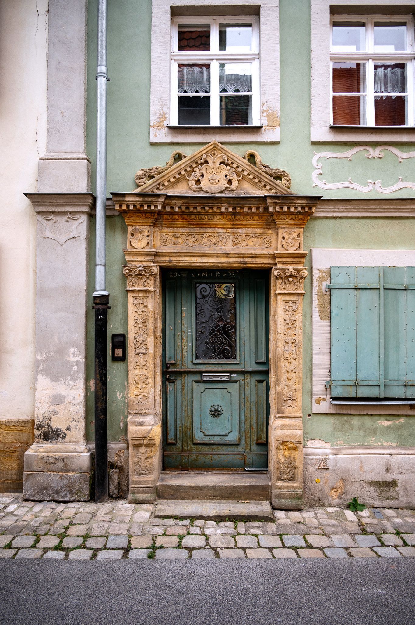 Historisches Sandsteinportal mit grüner Tür in der Schrottenberggasse in Bamberg – charmantes Motiv beim Fotowalk Bamberg.