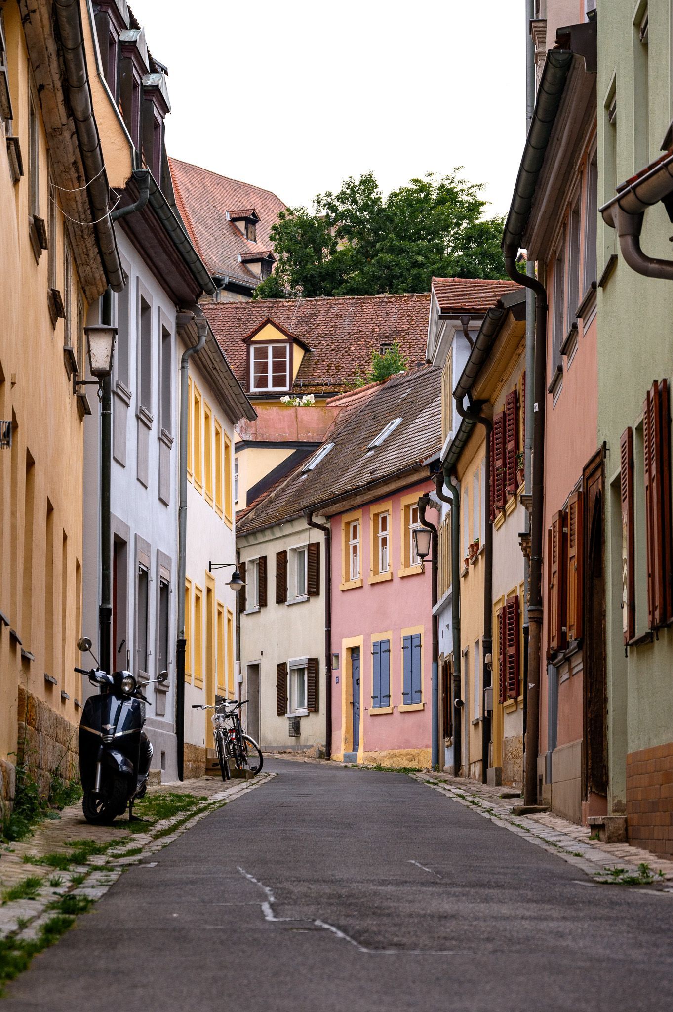 Bunte Häuserzeile in der Schrottenberggasse in Bamberg – ruhige, charmante Altstadtgasse als Motiv beim Fotowalk Bamberg.