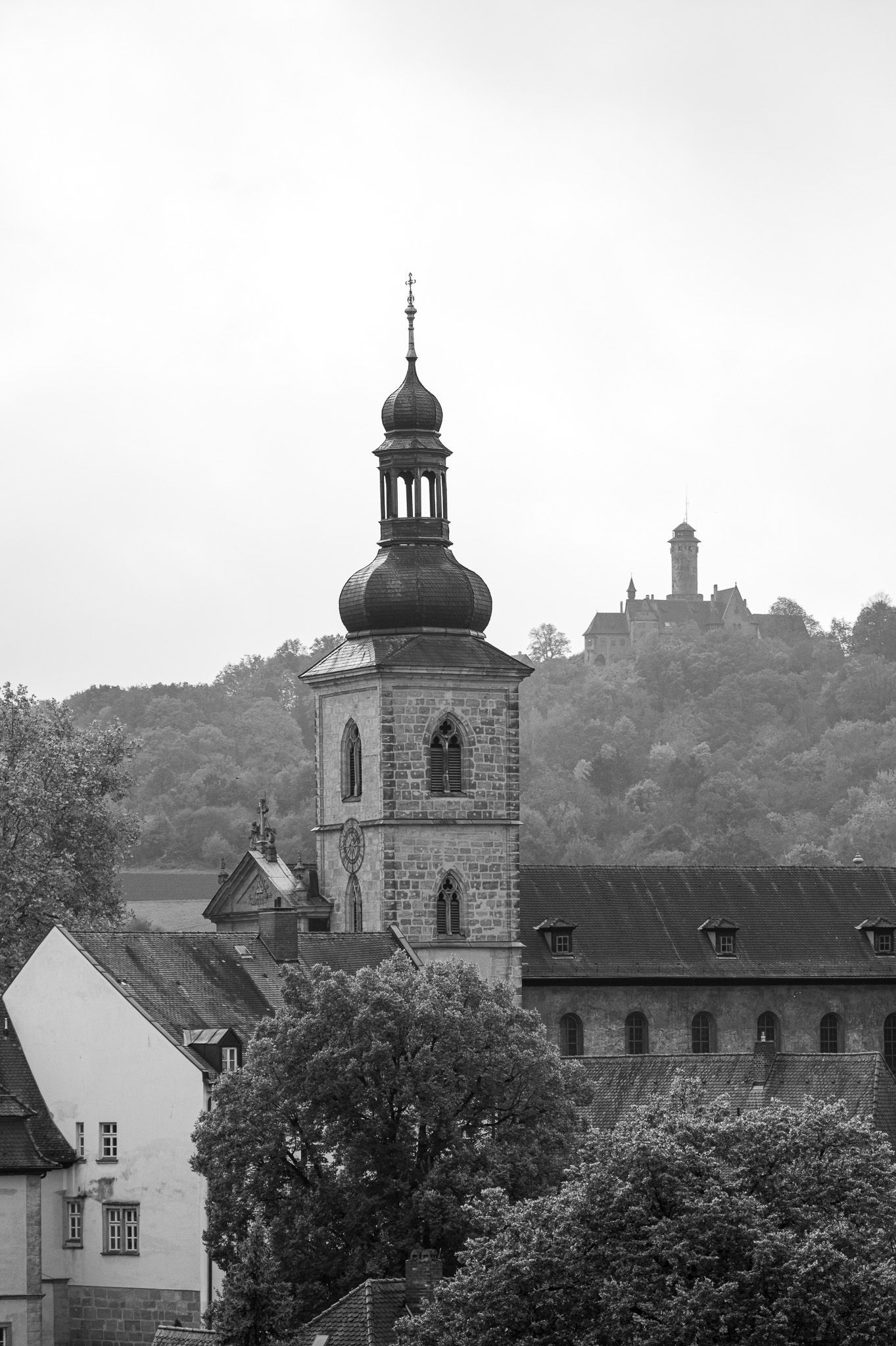 Aufnahme der kirche St. Jakob mit Blick auf die Altenburg. Motiv beim Fotowalk Bamberg