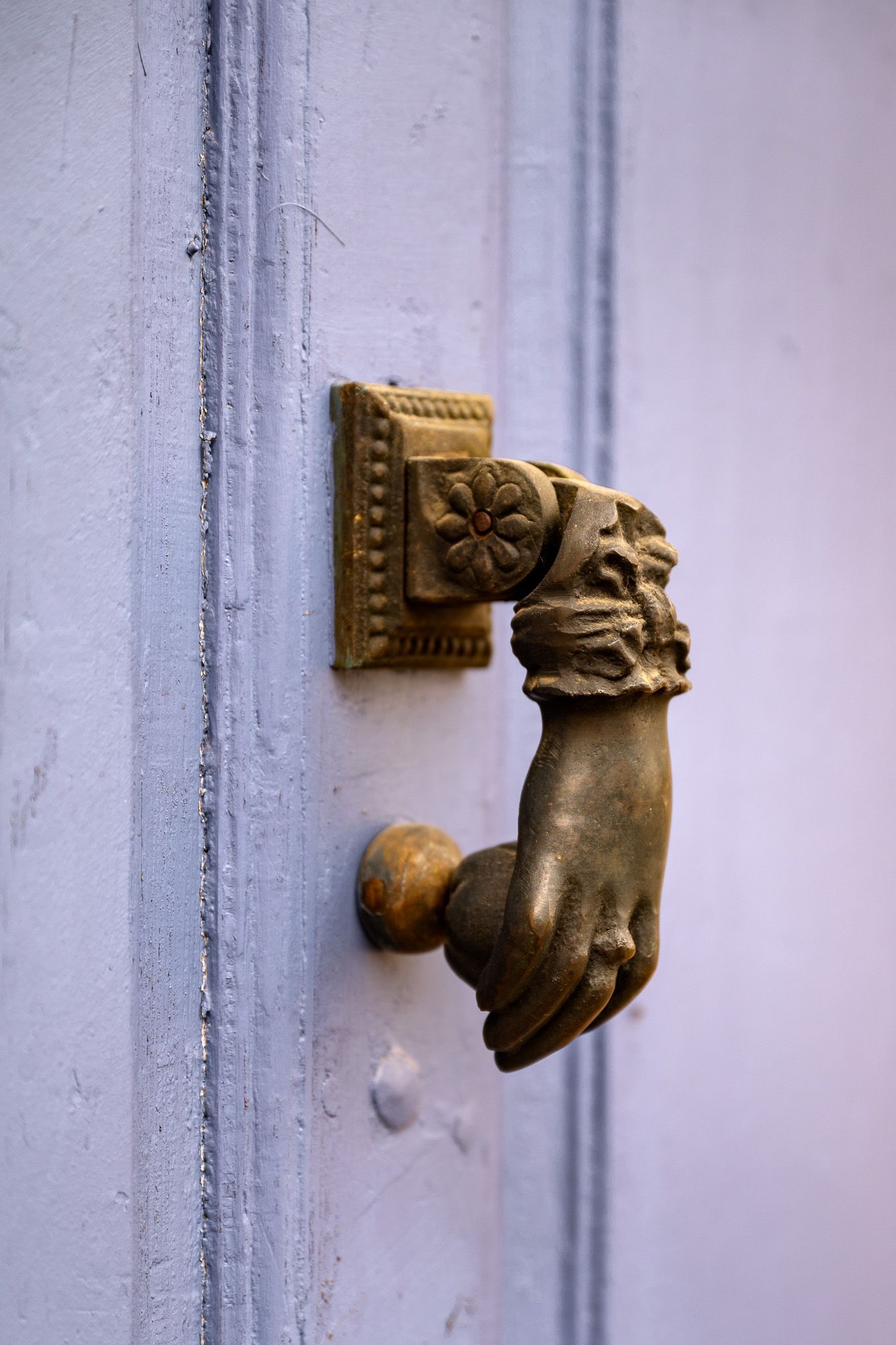 Türklopfer in Form einer bronzenen Hand mit Kugel auf blauer Holztür – stilvolles Detail beim Fotowalk Bamberg.