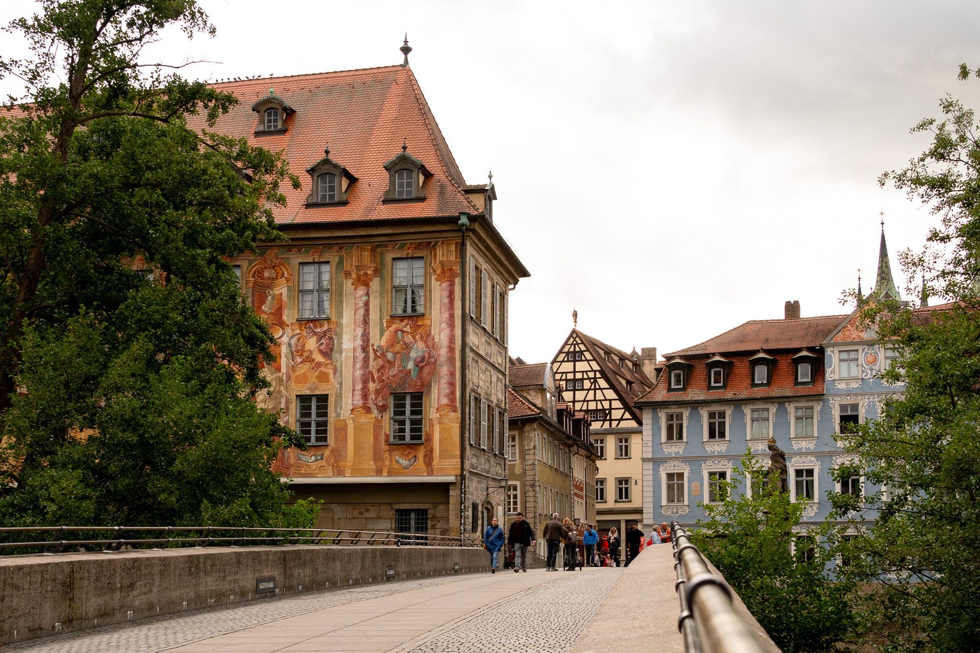 Blick von der Unteren Brücke auf das Alte Rathaus in Bamberg mit Fassadenmalerei – beliebtes Motiv beim Fotowalk Bamberg.