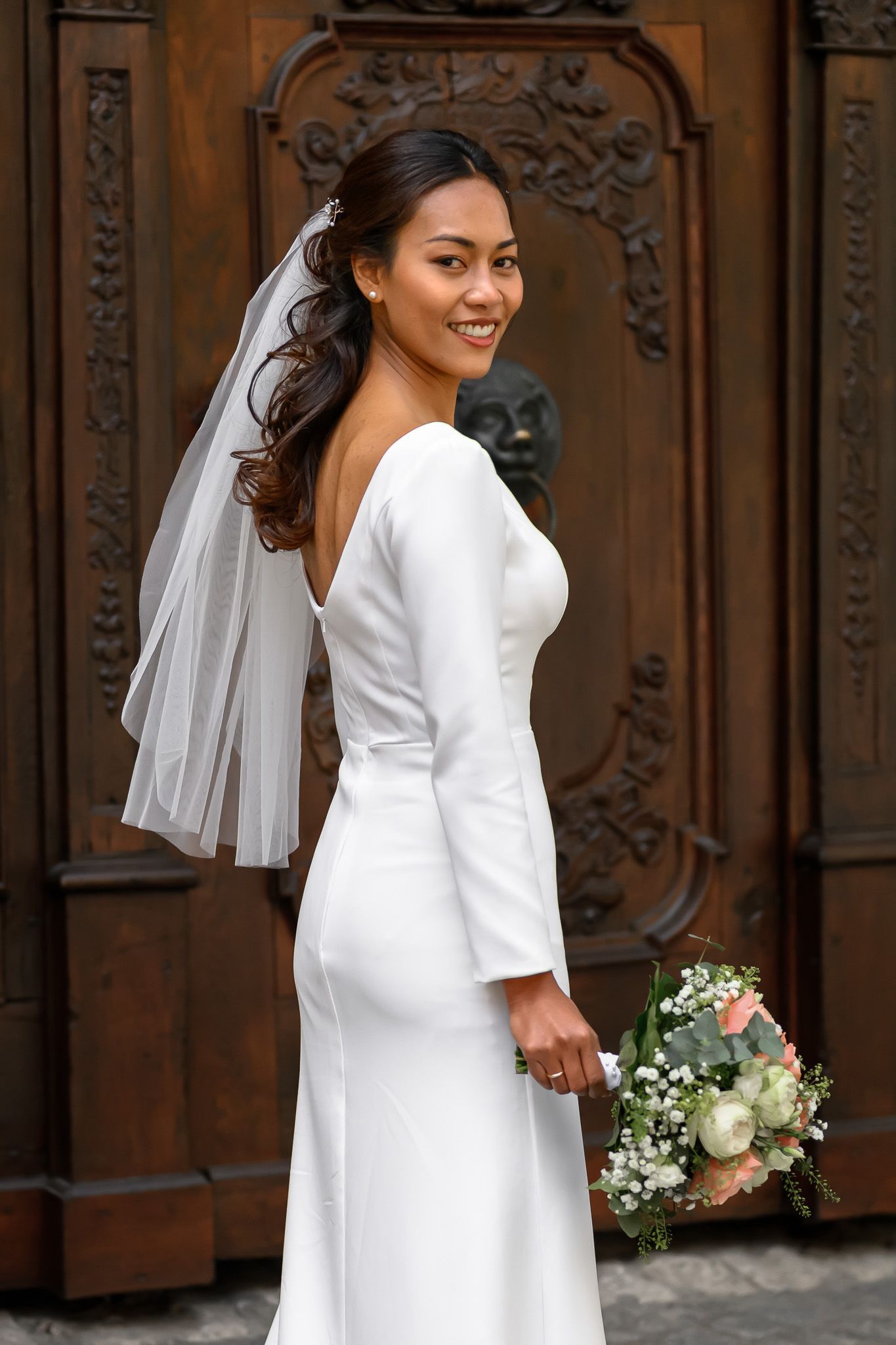 Lächelnde Braut im weißen Hochzeitskleid