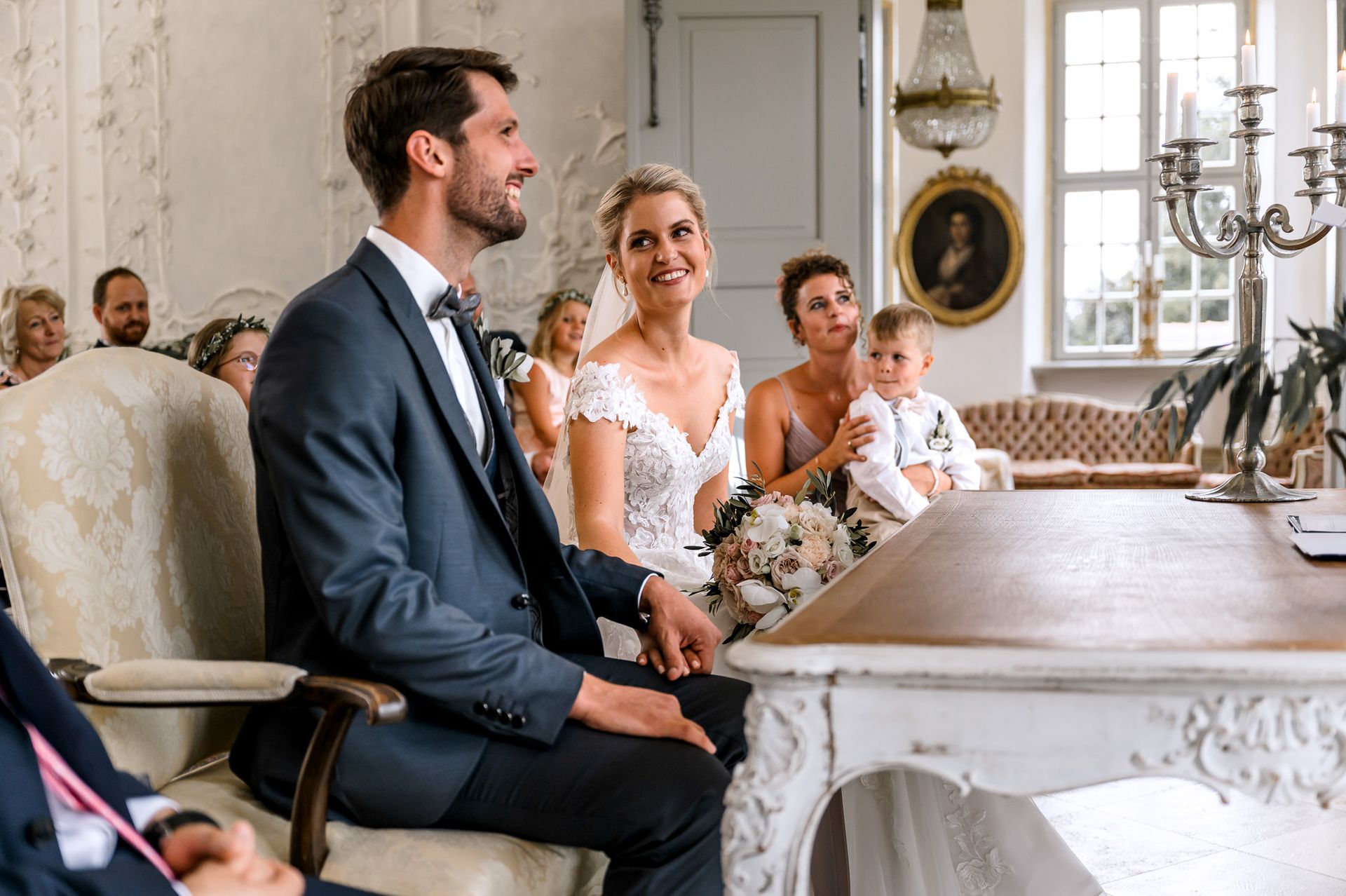 Standesamtliche Trauung mit Brautpaar und Gästen bei einer Hochzeit in Bamberg