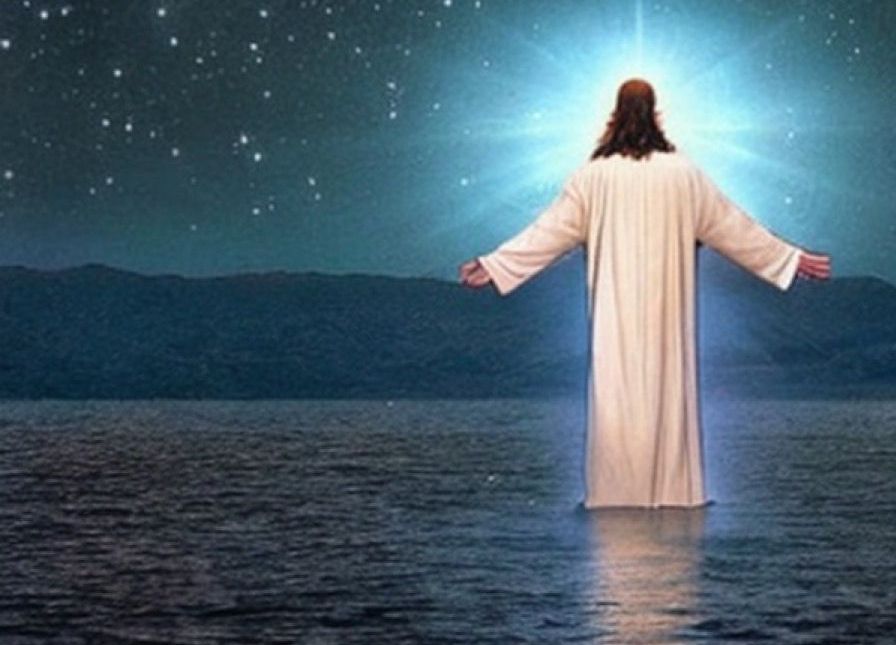 Das Bild zeigt eine Figur, die Jesus ähnelt, mit ausgestreckten Armen, die über einem Gewässer steht. Die Figur trägt ein langes weißes Gewand und hat langes Haar. Über der Figur ist ein heller Lichtstrahl, der den Himmel erleuchtet, der mit Sternen übersät ist. Im Hintergrund sind Berge zu sehen. Das Wasser unter der Figur ist dunkel und ruhig.