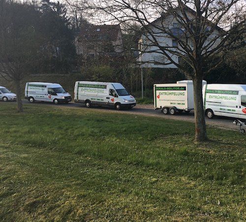 Fahrzeuge der Entrümpelungsfirma Molitor bereit für den nächsten Einsatz in Euskirchen – effiziente und fachgerechte Entsorgung.