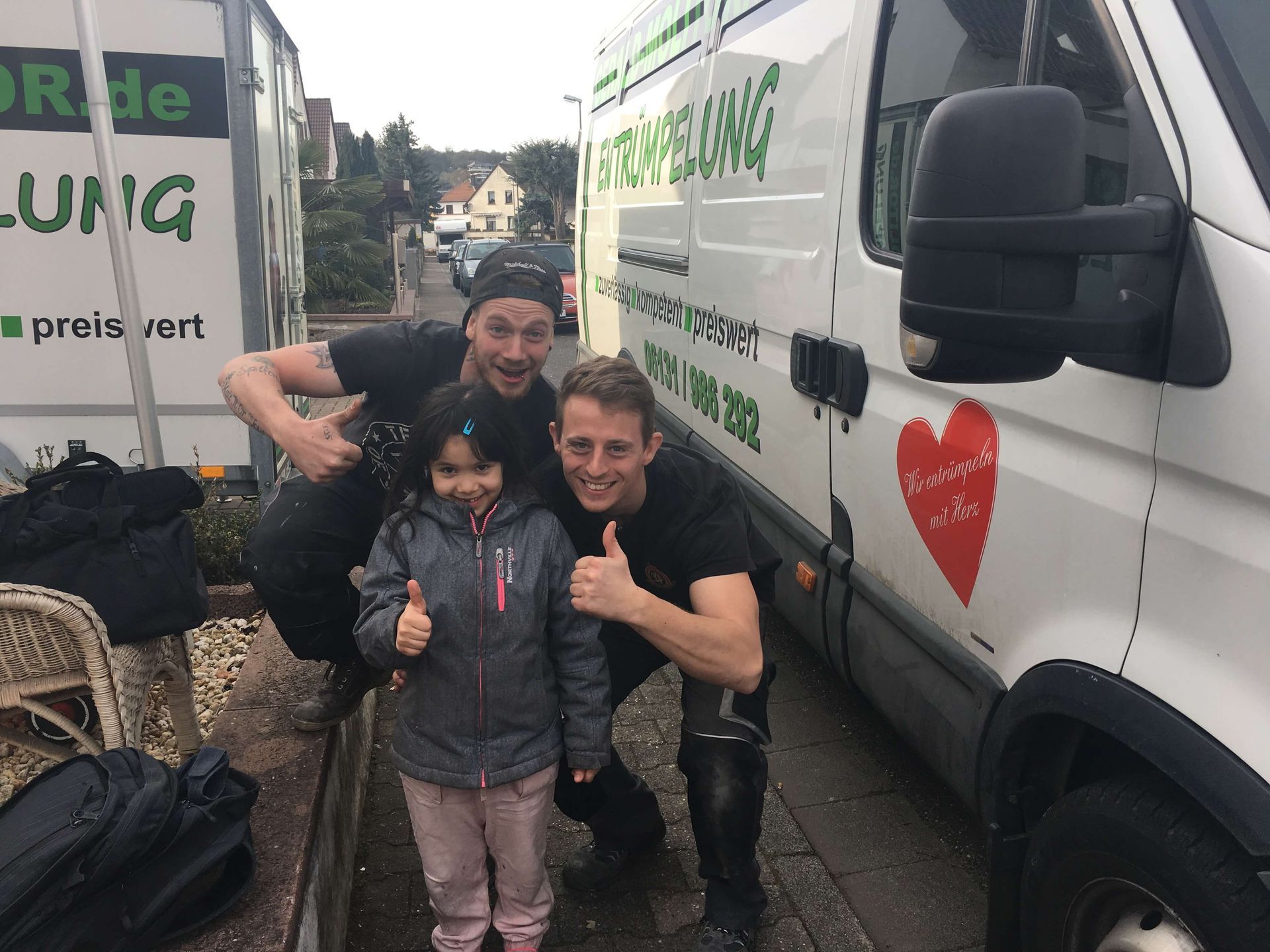 Team der Entrümpelungsfirma Molitor bei einer Wohnungsauflösung – Entrümpelung selbst oder Firma im