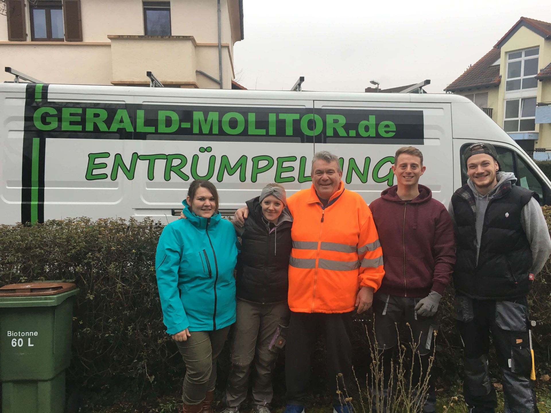 Team der Entrümpelungsfirma Molitor vor dem Transporter – professionelle Hilfe bei Haushaltsauflösung und Entrümpelung