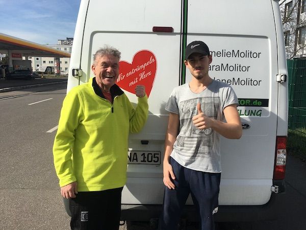 Gerald Molitor mit einem Mitarbeiter vor einem Auto der Entrümpelungsfirma Molitor.