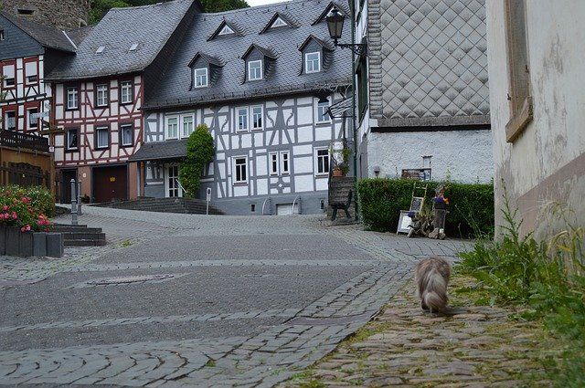 Häuser im Hunsrück die zur entrümpelung anstehen.