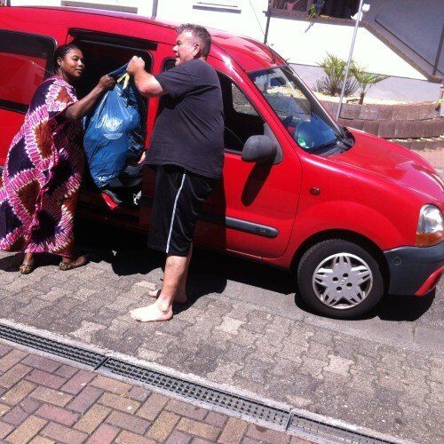 Entrümpler Gerald Molitor hilft beim einladen der Spenden