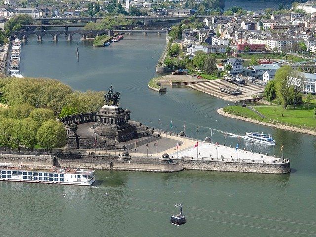Bild vom Dreiländereck wo Mosel und Rhein in Koblenz zusammen fliesen.