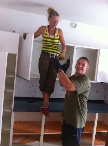 Küchendemontage durch die Entrümpelungsfirma Molitor – fachgerechter Ausbau einer alten Einbauküche mit Werkzeug und Erfahrung.