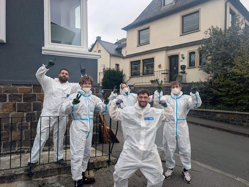 Team der Entrümpelungsfirma Molitor bei einer Haushaltsauflösung – motiviert, erfahren und einsatzbereit für jede Küchendemontage.