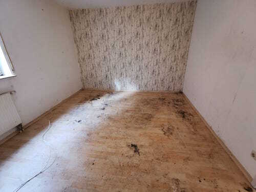 Schlafzimmer nach Entrümpelung – Gründlich gereinigt, leer und bewohnbar.