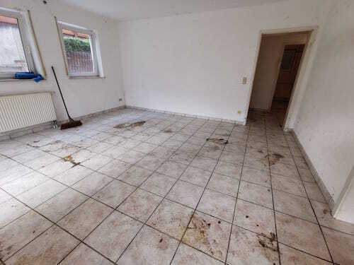 Wohnzimmer nach der Entrümpelung in Marburg – Komplett geräumt und sauber übergeben.