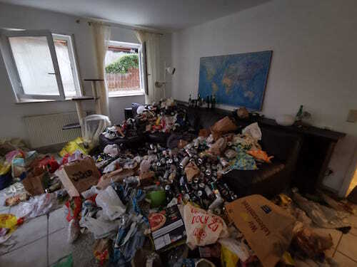 Messi-Wohnzimmer in Kirchheimbolanden – Müllberge, Möbelstapel und starker Reinigungsbedarf.