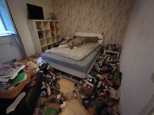 Messiwohnung in Gießen – Schlafzimmer stark verschmutzt und vollgestellt vor der Räumung.