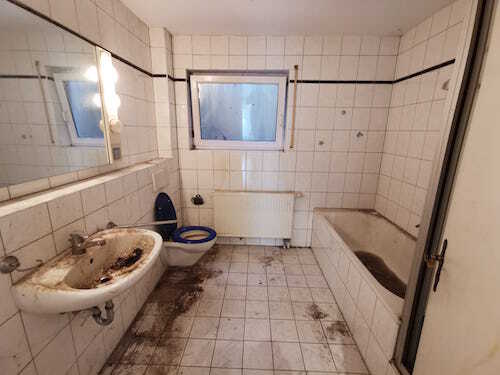 Badezimmer in Aschaffenburg vor der Reinigung – Starke Verkalkung, Schimmel und Verunreinigungen sichtbar.