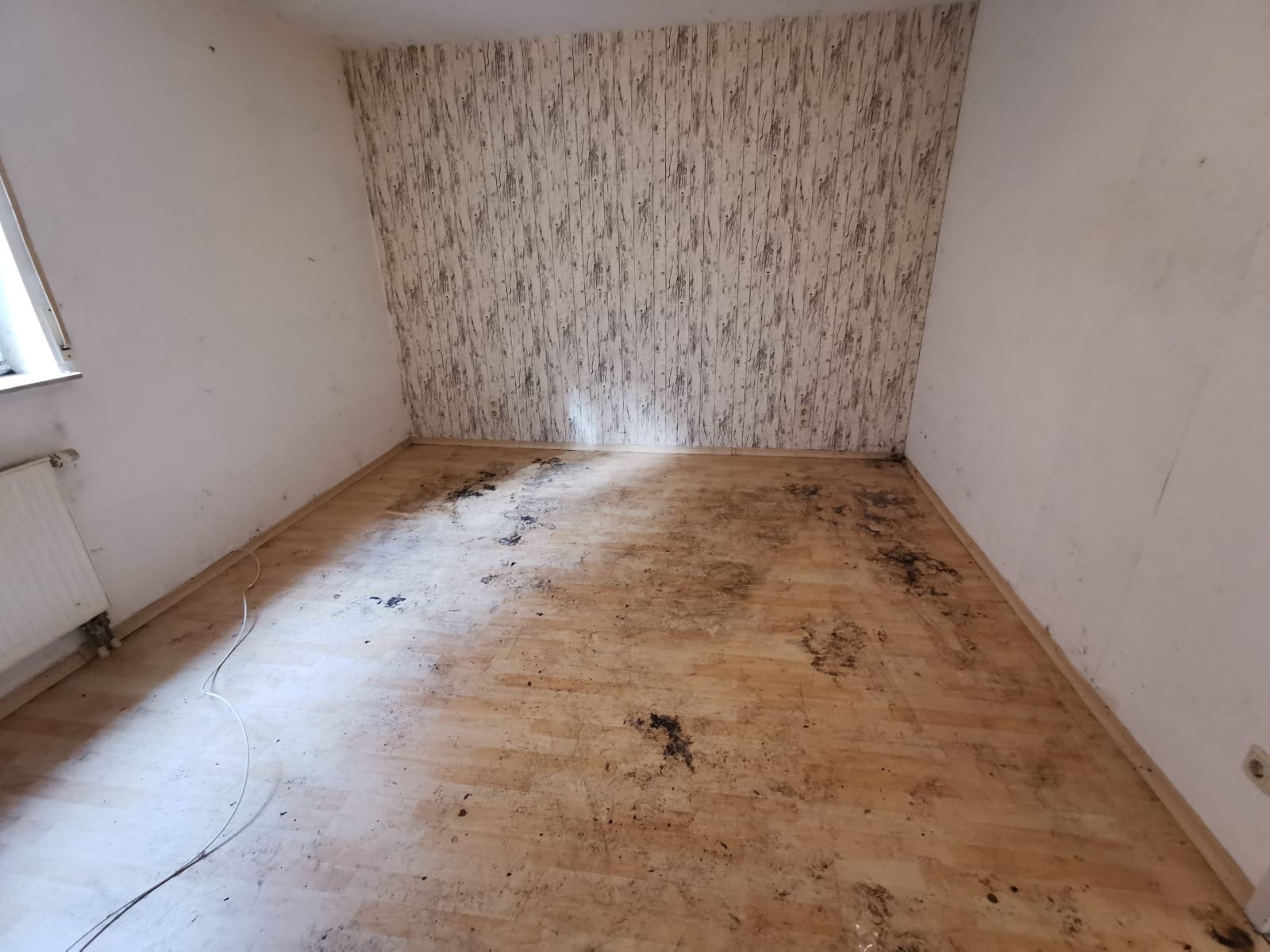 Schlafzimmer in Mörfelden-Walldorf nach der Räumung – Besenrein und bereit für neue Nutzung.