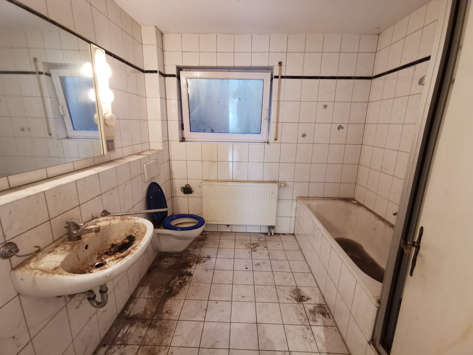 Badezimmer in Frankfurt vor der Grundreinigung – Verunreinigungen, Schimmelspuren und starke Kalkablagerungen sichtbar.