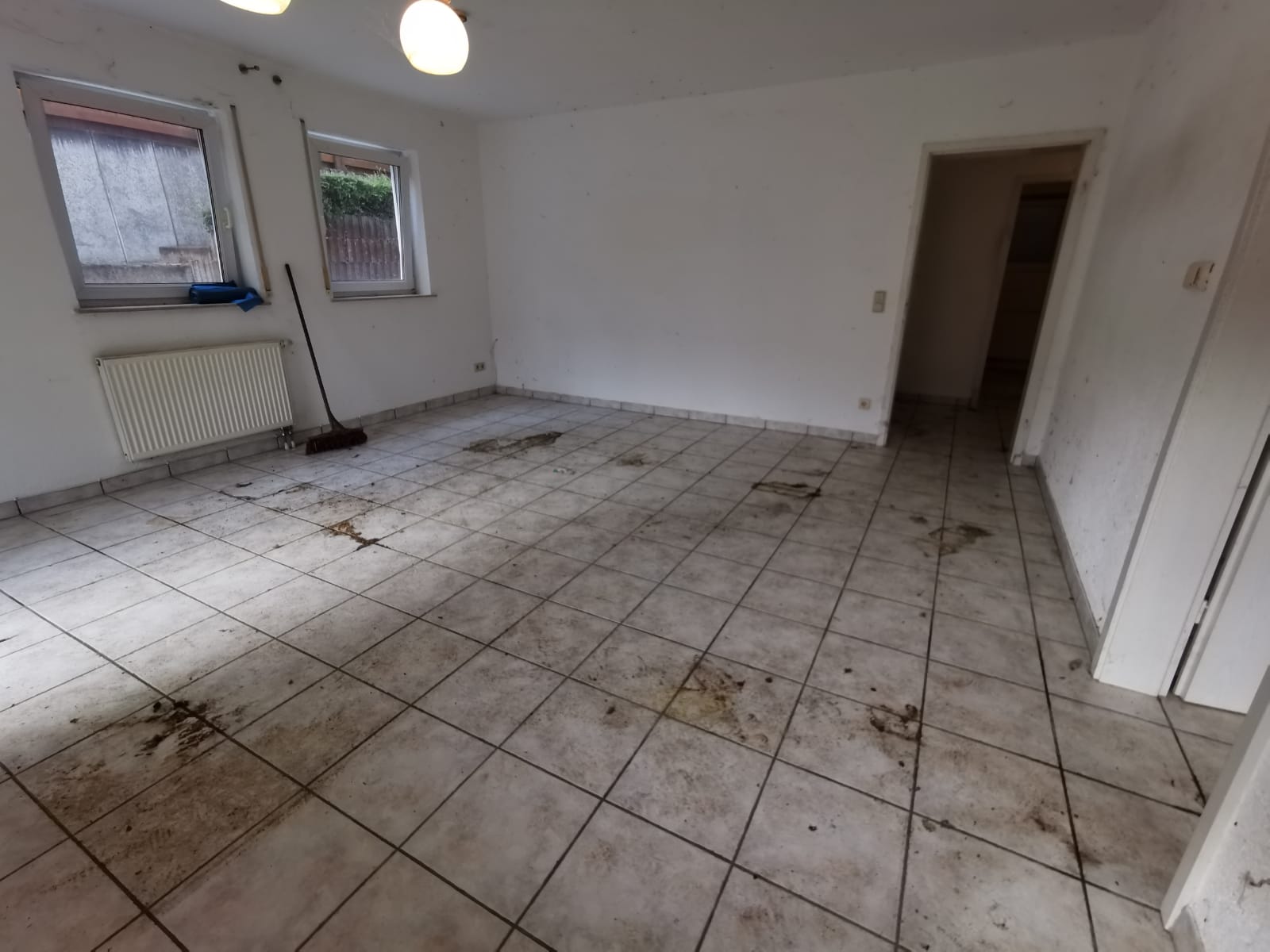 Wohnzimmer in Bad Soden nach der Entrümpelung – besenrein, geruchsneutral und bereit für den Neuanfang.