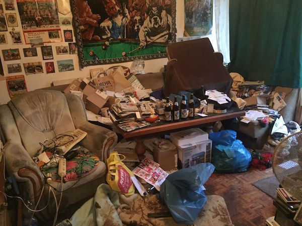 Wohnzimmer mit viel Müll, bevor die Firma Molitor kam.