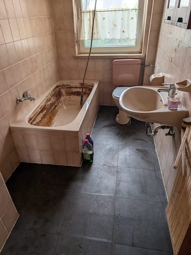 Badezimmer nach professioneller Entrümpelung – gereinigt, begehbar und hygienisch wieder nutzbar.